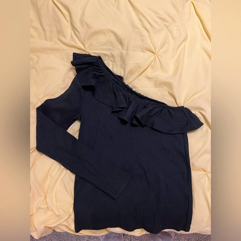 🏷️ J. Crew One-Shoulder Ruffleneck Top in Vintage Rib Black NWOT